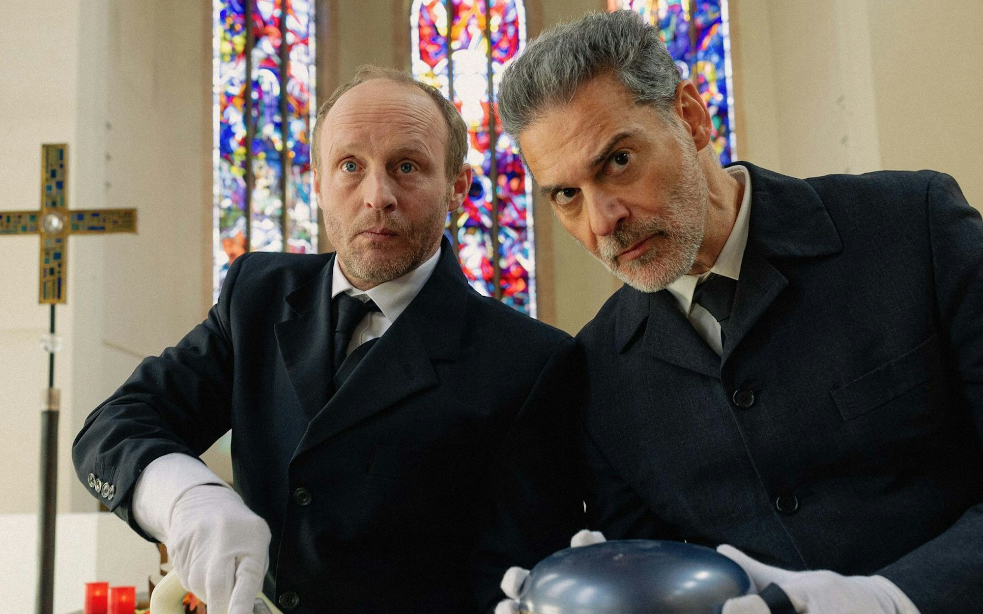In „Zweigstelle“ sind zahlreiche prominente Gaststars zu sehen, zum Beispiel Florian Brückner (links) und Rick Kavanian, die als Bestatter auftreten. (Bild: Weltkino / WennDann Film GmbH / Luis Zeno Kuhn)