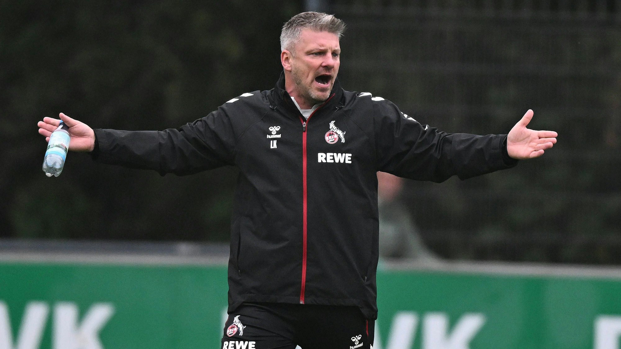 07.10.2025, xophax, Fussball , Fussball-Bundesliga 1.FC Köln Saison 2025 / 2026 Training Trainer Lukas Kwasniok DFL/DFB REGULATIONS PROHIBIT ANY USE OF PHOTOGRAPHS as IMAGE SEQUENCES and/or QUASI-VIDEO Koeln *** 07 10 2025, xophax, Fußball , Fußball Bundesliga 1 FC Köln Saison 2025 2026 Training Trainer Lukas Kwasniok DFL DFB REGULATIONS PROHIBIT ANY USE OF PHOTOGRAPHS as IMAGE SEQUENCES and or QUASI VIDEO Koeln