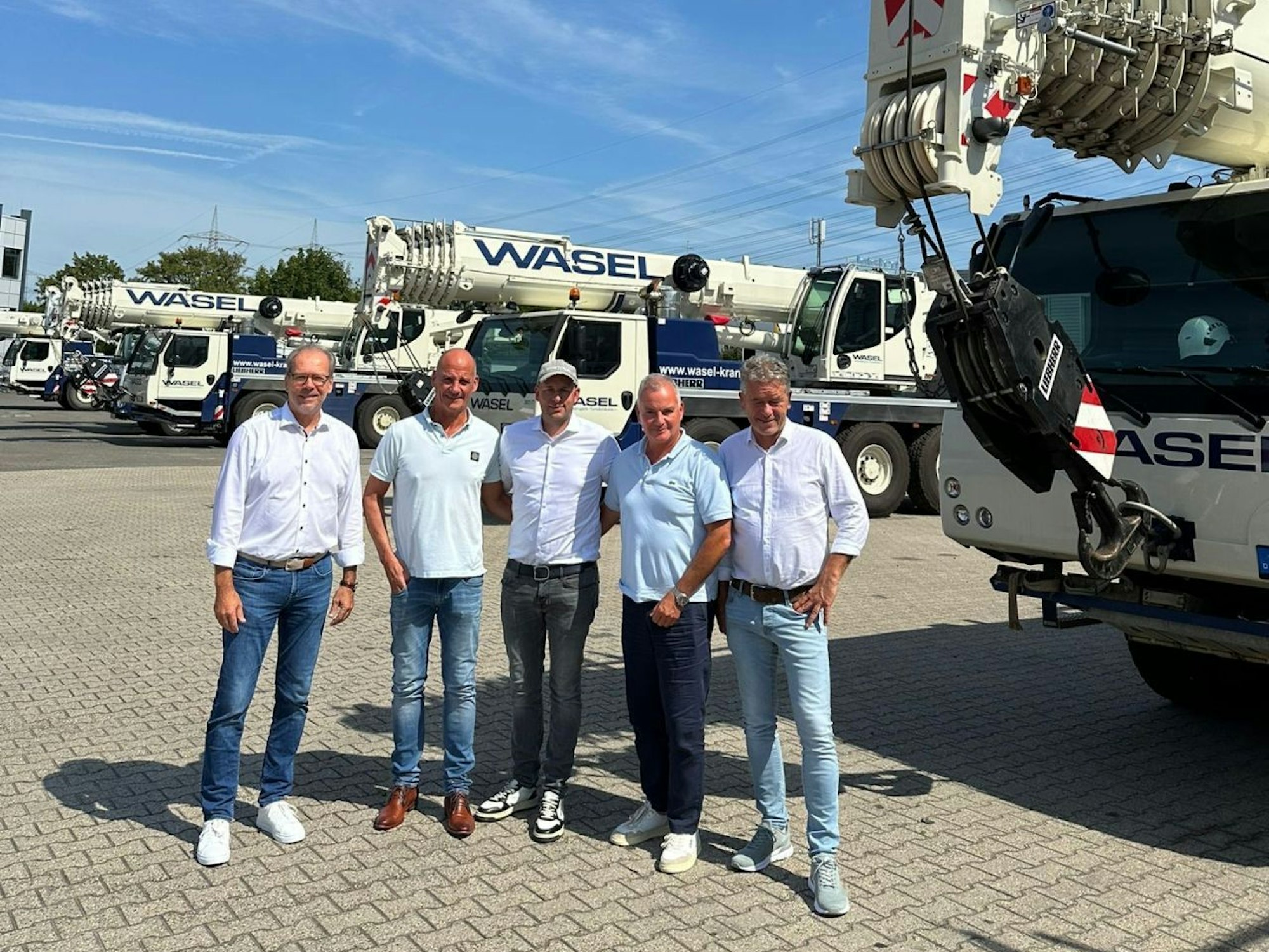 Volker Mießeler informierte sich in Bergheim über die Geschäfte in der Schwerlast- und Kranbranche.