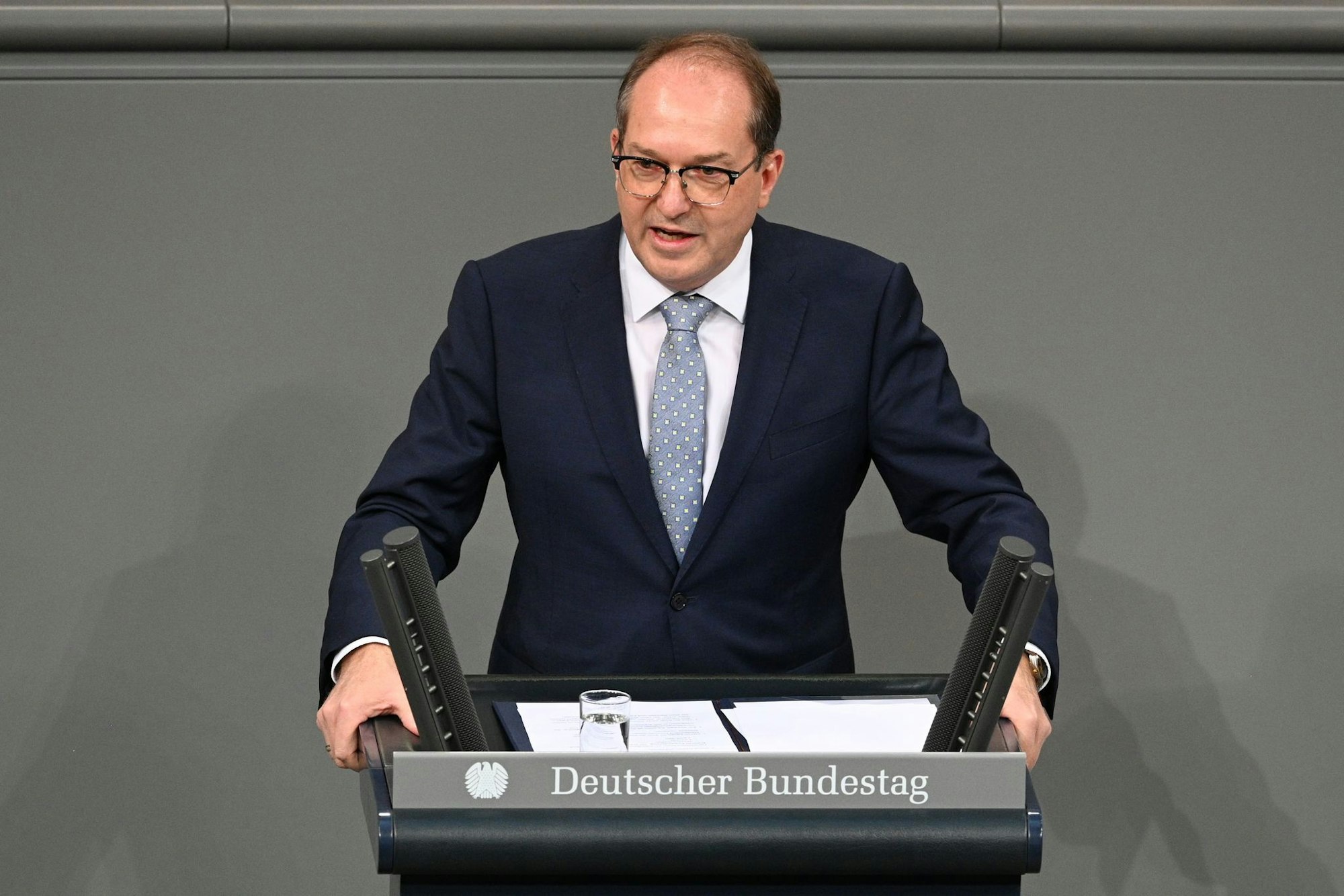 Innenminister Dobrindt warnt vor Anreizen für illegale Migration.