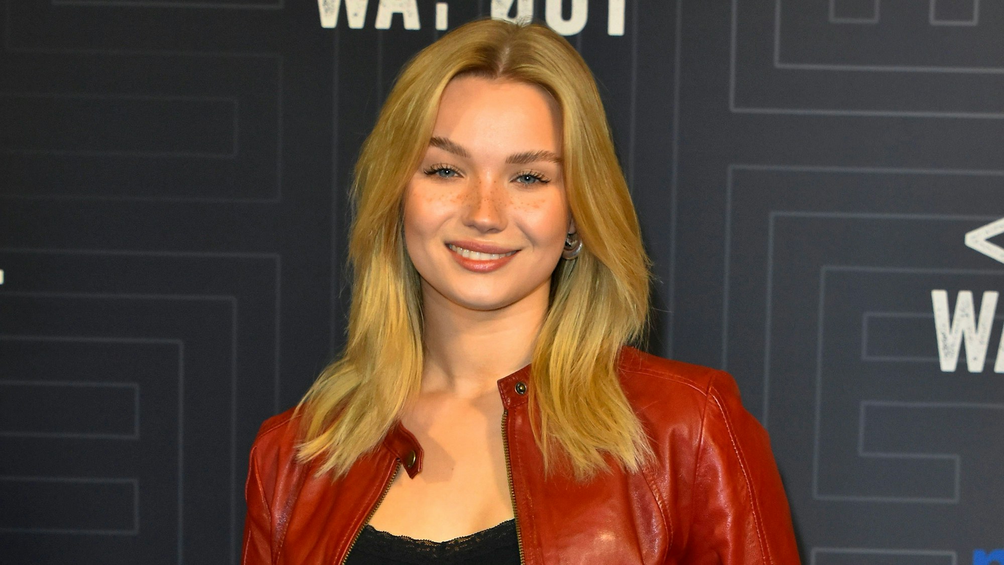 Julia Beautx ist bei einer Premierenfeier im Porträt zu sehen.