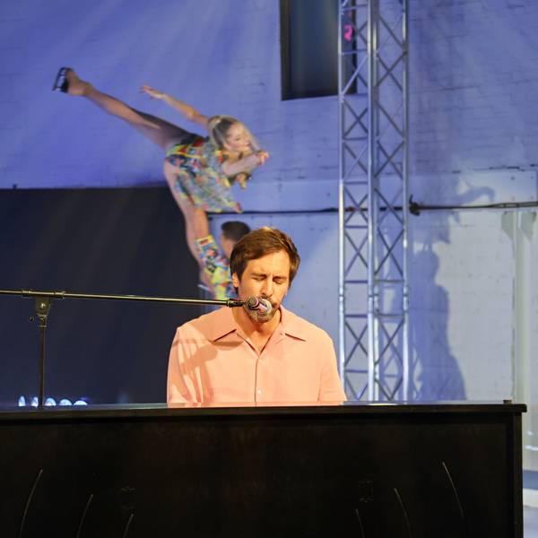 Das Bild zeigt Max Giesinger und Eisskater.