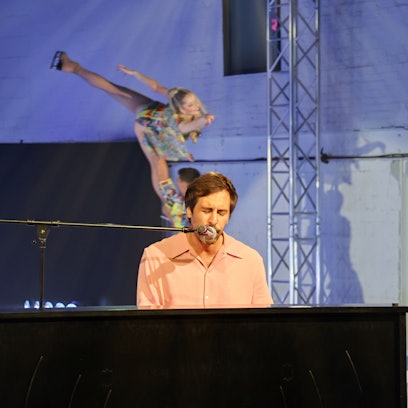 Das Bild zeigt Max Giesinger und Eisskater.