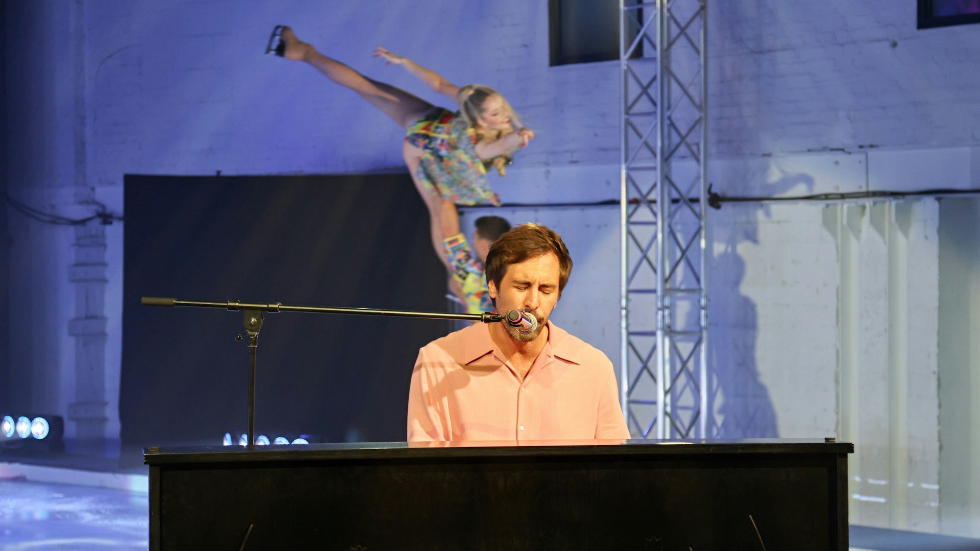 Das Bild zeigt Max Giesinger und Eisskater.