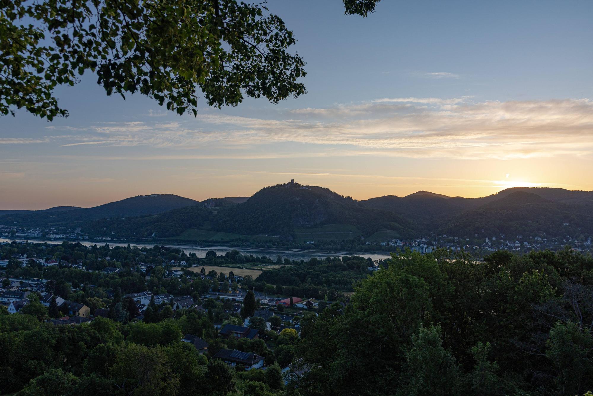 Sonnenaufgang über dem Siebengebirge 24.06.2025 Blick vom Rodderberg im Süden von Bonn auf die aufgehende Sonne hinter dem Siebengebirge. Besonders markant sind die Gipfel von Drachenfels und Großer Oelberg im Morgenlicht zu sehen. Bonn Mehlem Nordrhein-Westfalen Deutschland *** Sunrise over the Siebengebirge 24 06 2025 View from the Rodderberg in the south of Bonn to the rising sun behind the Siebengebirge The peaks of Drachenfels and Großer Oelberg are particularly striking in the morning light Bonn Mehlem North Rhine-Westphalia Germany Copyright: xBonn.digitalx/xMarcxJohnx