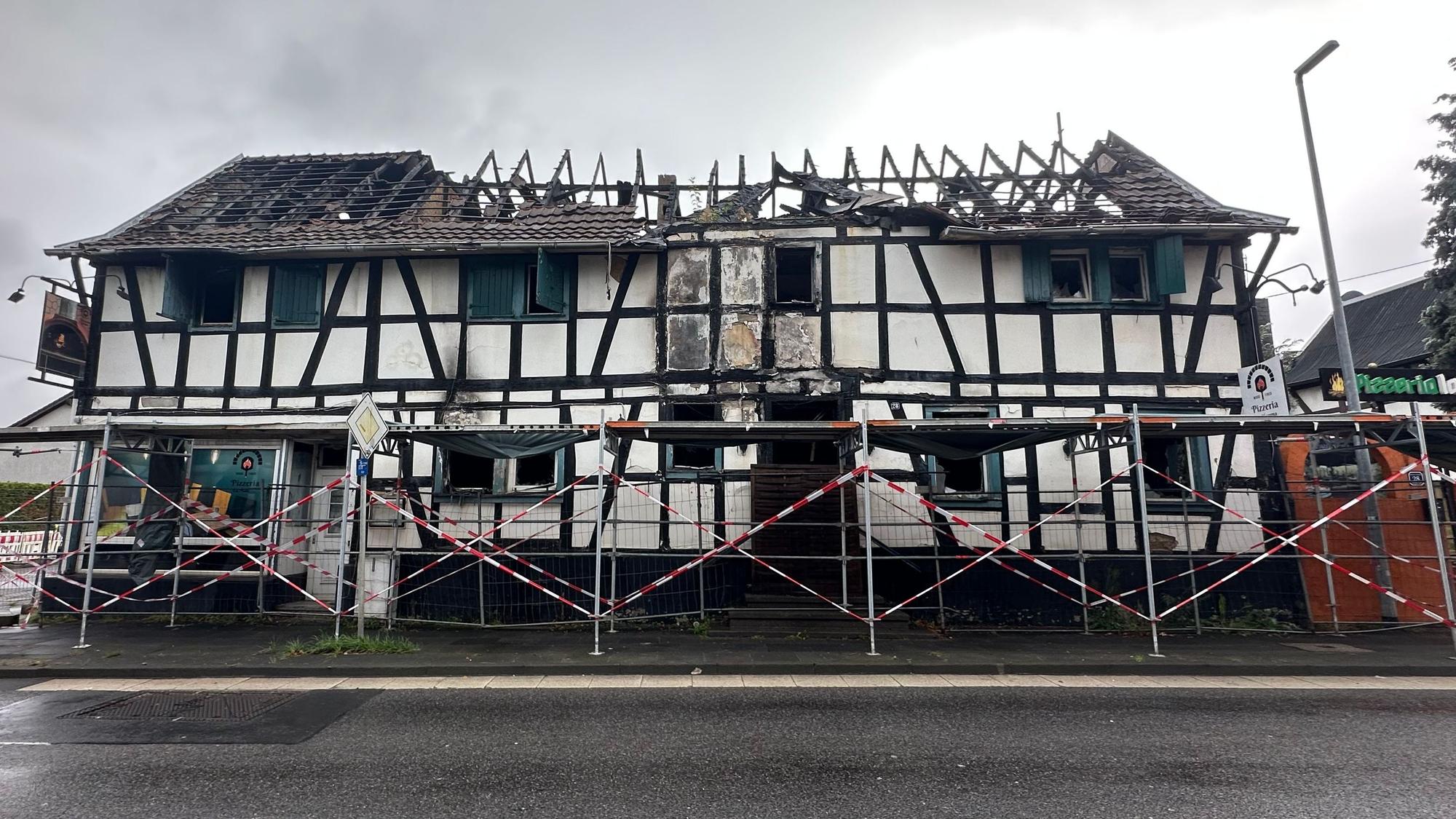 Die Brandruine der Pizzeria La Mamma Mia an der Siegstraße in Menden Mitte Oktober 2025. Sie wird bald abgerissen.