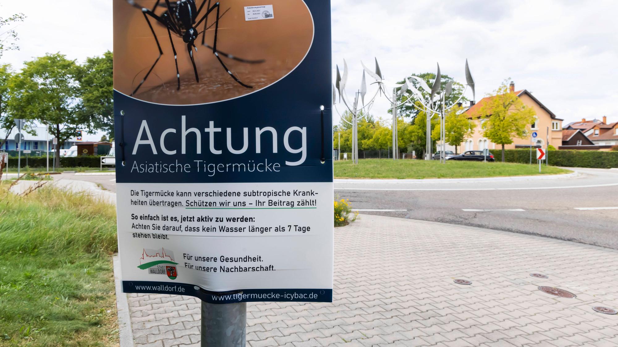 Schild mit Bild einer Asiatischen Tigermücke warnt vor Krankheitsübertragung und gibt Tipps