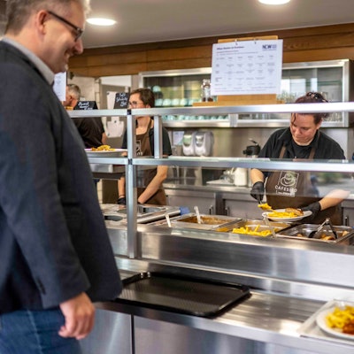 Das Bild zeigt die Essensausgabe in der Kantine in der Kreisverwaltung in Euskirchen.