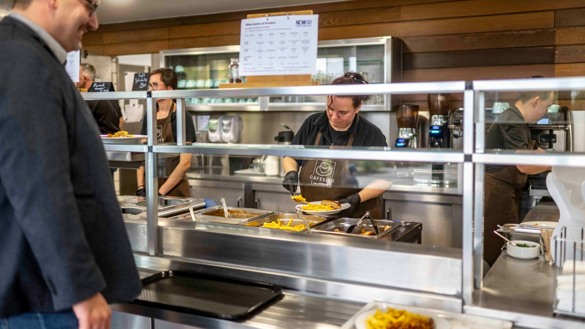 Das Bild zeigt die Essensausgabe in der Kantine in der Kreisverwaltung in Euskirchen.