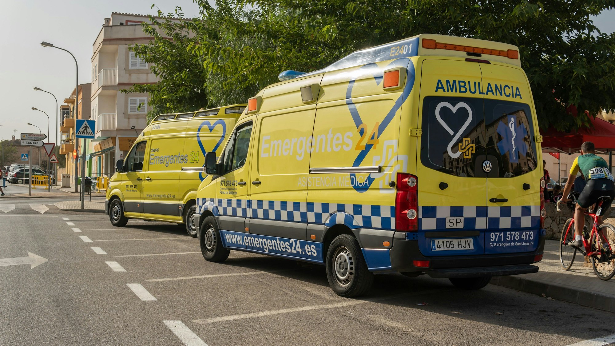 Zwei Krankenwagen parken auf der Straße.