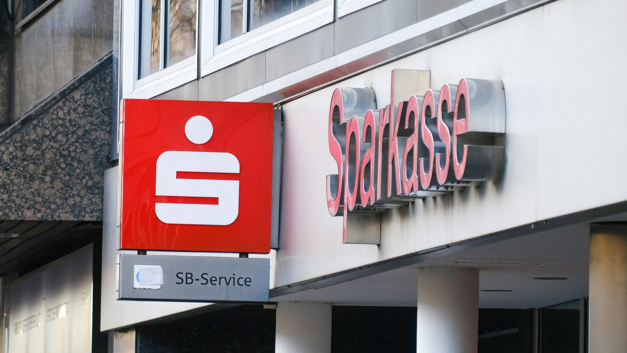 Eine Frau klagt vor Gericht gegen die Sparkasse Düsseldorf (Symbolfoto).