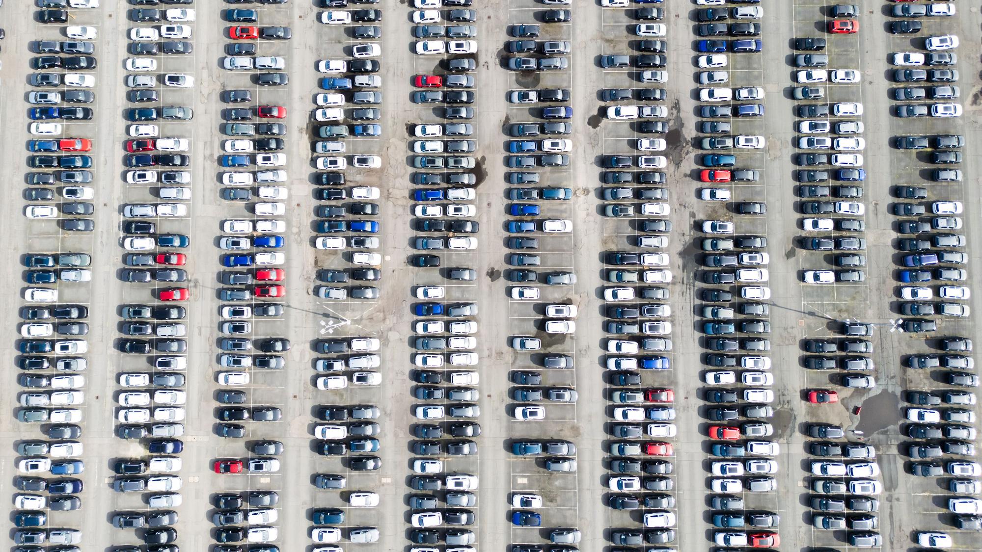 ARCHIV - 07.03.2025, Niedersachsen, Wolfsburg: Neuwagen von Volkswagen stehen auf dem Gelände vom VW Stammwerk (Luftaufnahme mit Drohne). (zu dpa: «Industrieproduktion sinkt deutlich - Einbruch in der Autobranche») Foto: Julian Stratenschulte/dpa +++ dpa-Bildfunk +++