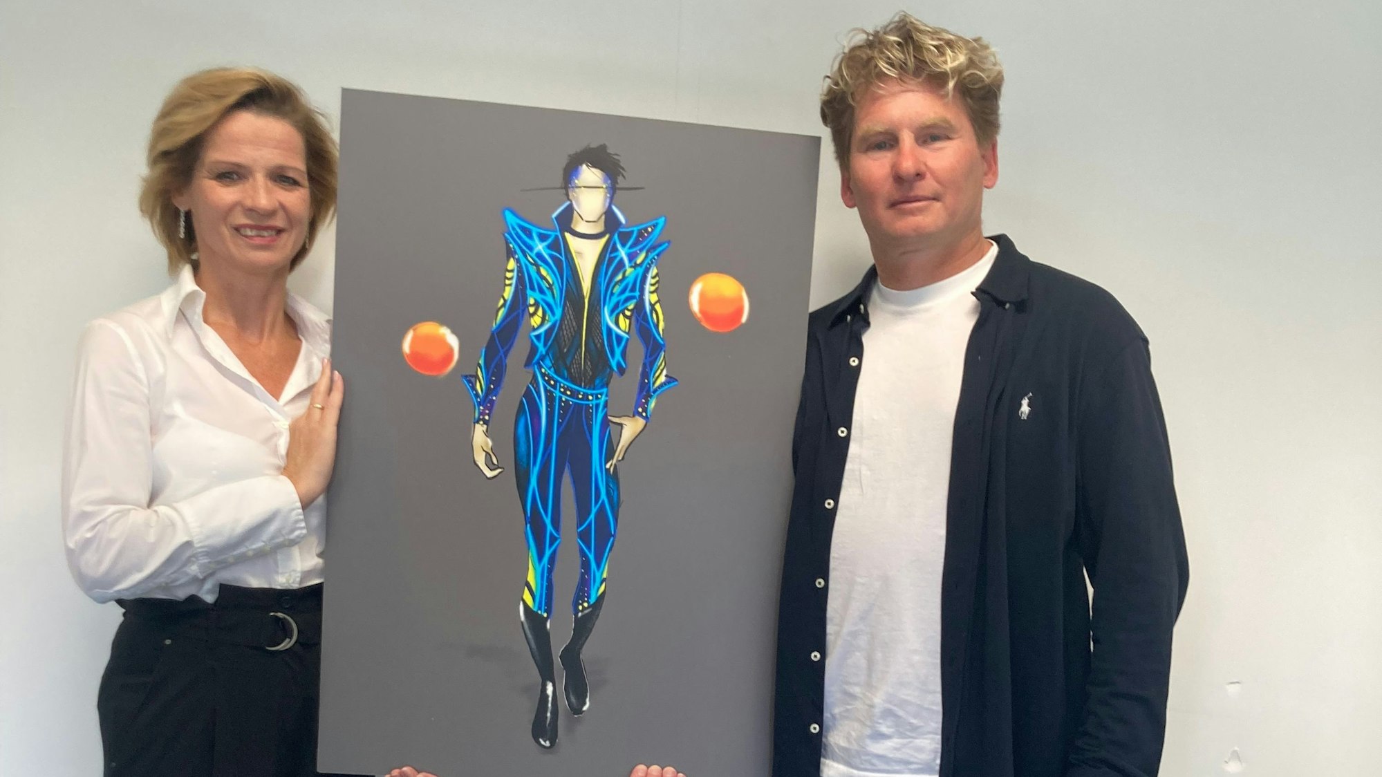 Katja Smitt-Bondareva und Ilja Smitt mit der Skizze eines Jongleurs, der in der Zirkusshow mitwirkt.