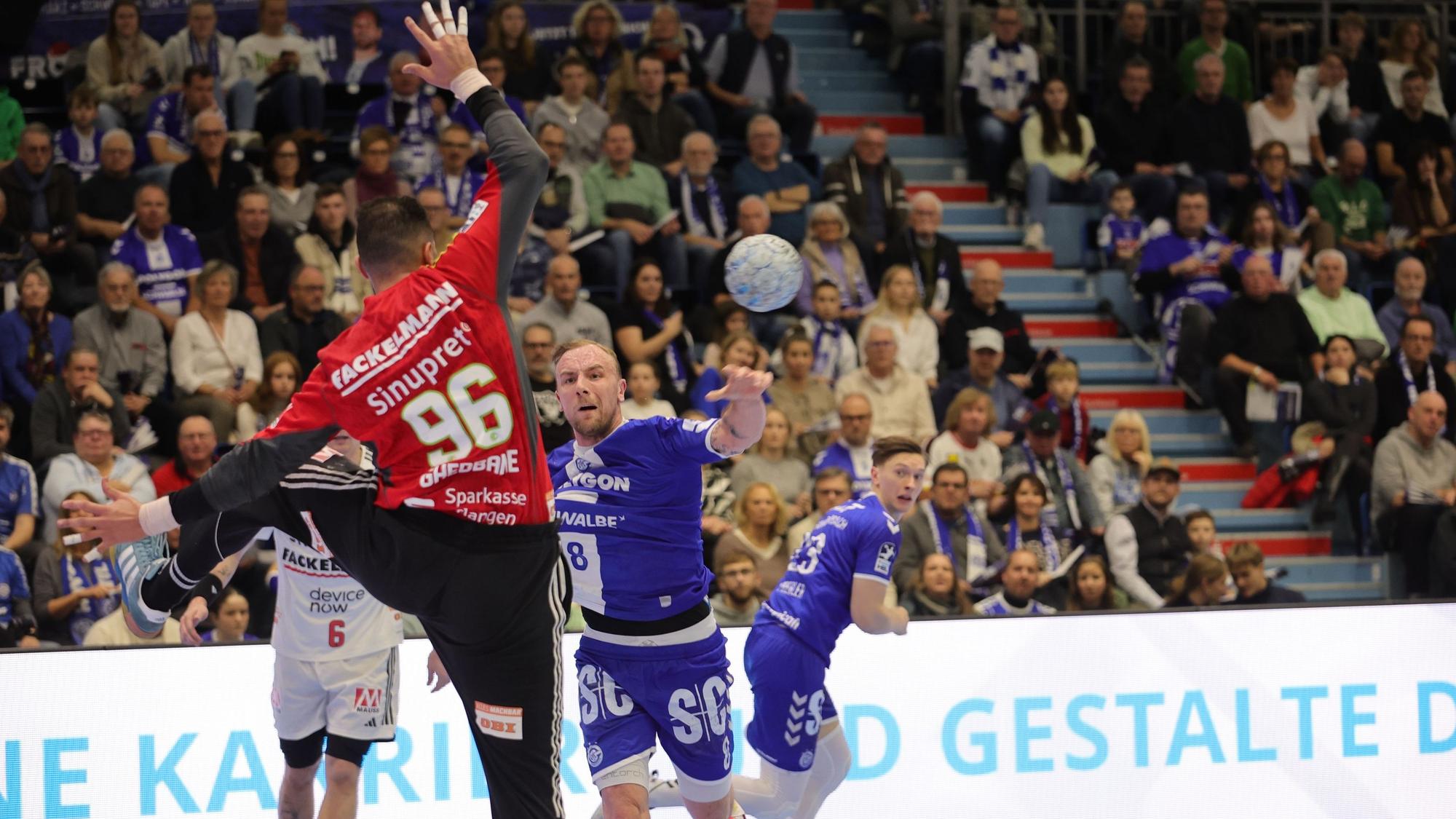 Lukas Blohme überwindet den Erlanger Torhüter.