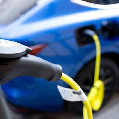 ARCHIV - 20.01.2025, Bayern, München: Ein Elektroauto steht in der Innenstadt an einer Ladesäule. (zu dpa: «VDA warnt vor Wegfall von Kfz-Steuerbefreiung für neue E-Autos») Foto: Sven Hoppe/dpa +++ dpa-Bildfunk +++