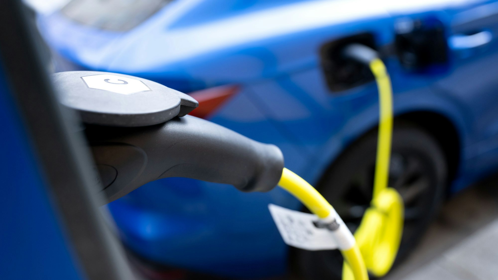 ARCHIV - 20.01.2025, Bayern, München: Ein Elektroauto steht in der Innenstadt an einer Ladesäule. (zu dpa: «VDA warnt vor Wegfall von Kfz-Steuerbefreiung für neue E-Autos») Foto: Sven Hoppe/dpa +++ dpa-Bildfunk +++