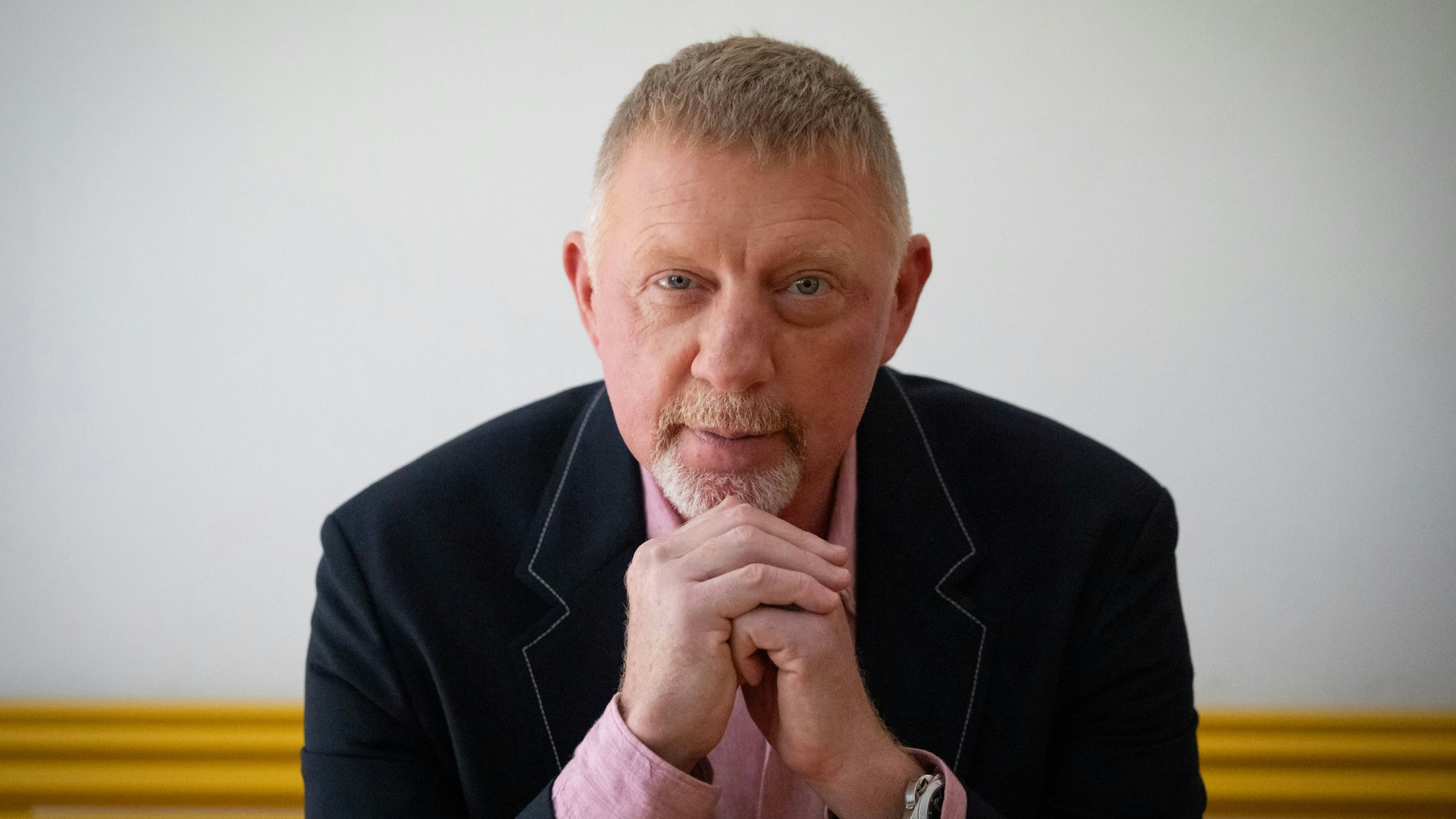 Boris Becker geht in England ins Gerichtgebäude.