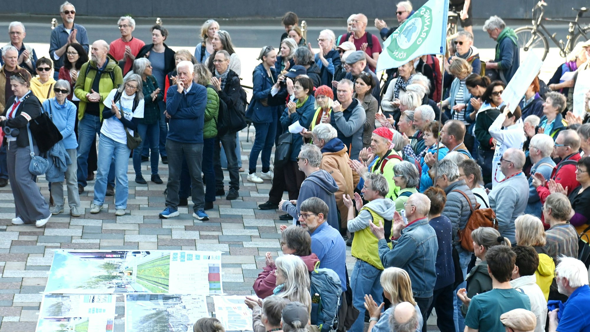03.04.2025 Köln. Demo von Verkehrswende Köln vor dem Rathaus. Foto: Alexander Schwaiger