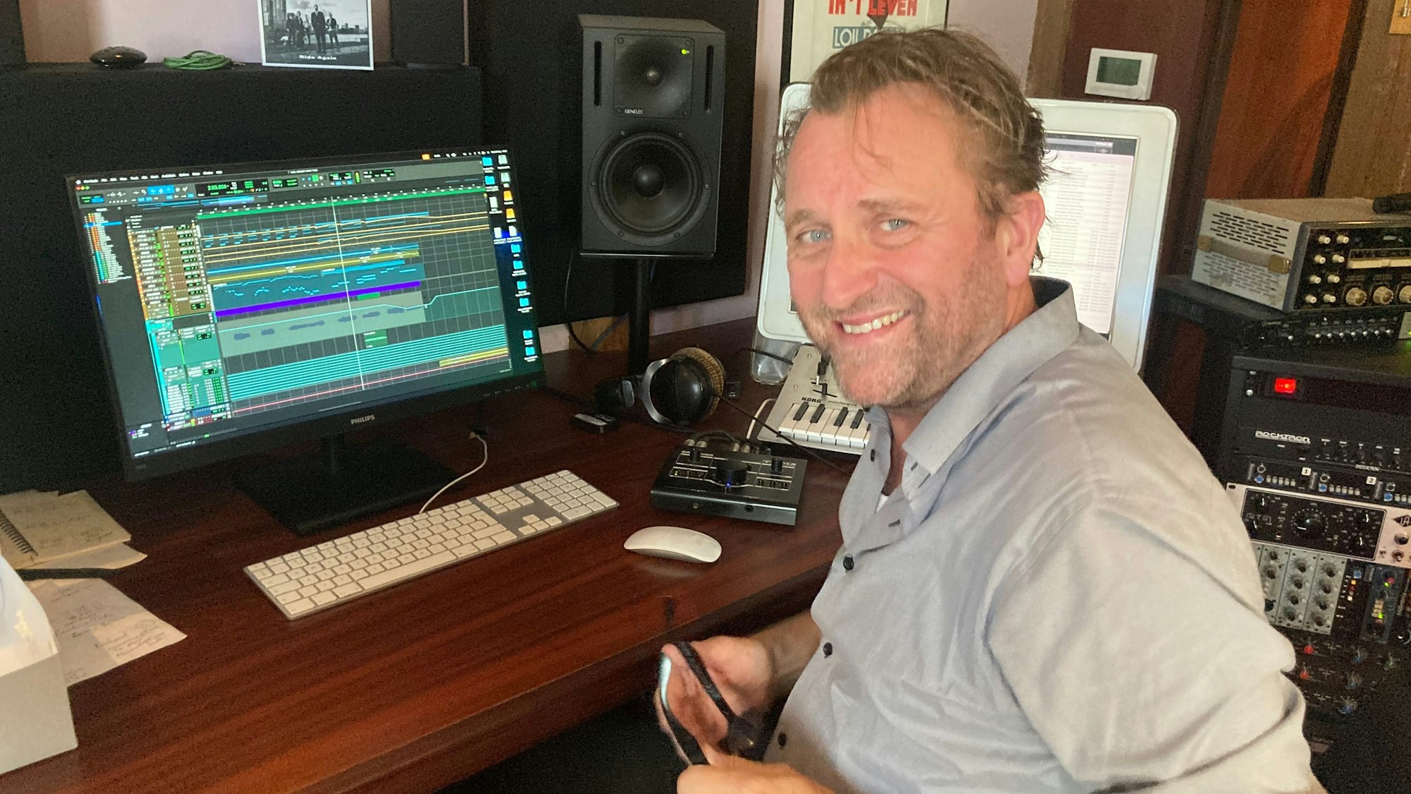 Eric Lensink bearbeitet die Musik in seinem Tonstudio.