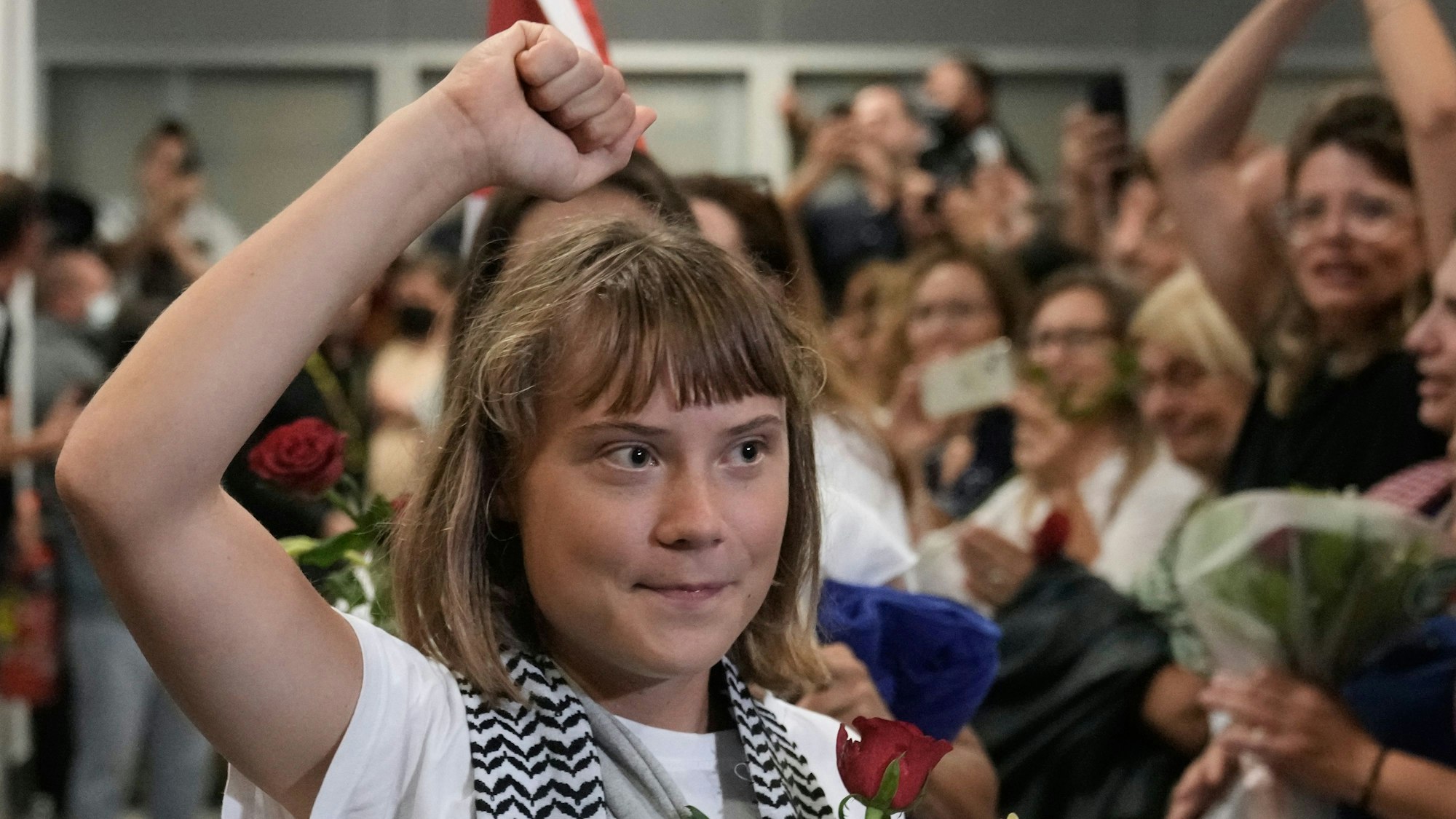 dpatopbilder - 06.10.2025, Griechenland, Athen: Die schwedische Aktivistin Greta Thunberg kommt auf dem internationalen Flughafen Eleftherios Venizelos. Nach dem Stopp der Gaza-Hilfsflotte wurden Aktivisten, darunter Greta Thunberg und auch deutsche Staatsbürger, von Israel abgeschoben. Foto: Petros Giannakouris/AP/dpa +++ dpa-Bildfunk +++