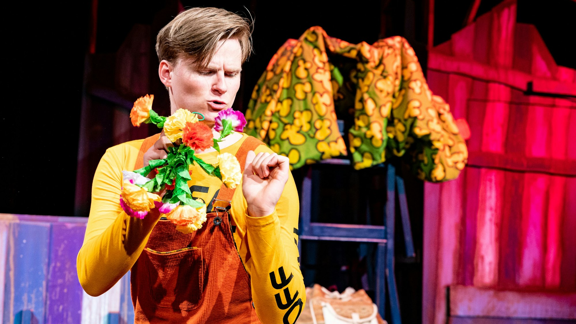 Johannes Zajdowicz als Tommy bei Pippi Langstrumpf auf der Bühne.