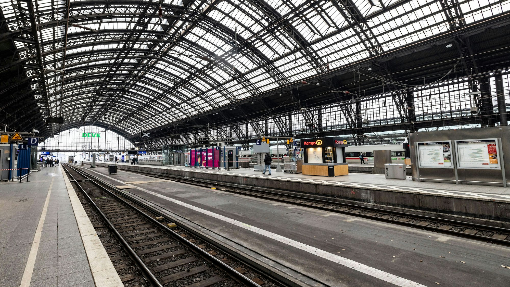 Blick auf der leeren Gleise im Kölner Hauptbahnhof. Die Gewerkschaft Deutscher Lokomotivführer (GDL) hat zu einem weiteren, 24-stündigen Warnstreik bei der Deutschen Bahn AG aufgerufen. +++ dpa-Bildfunk +++