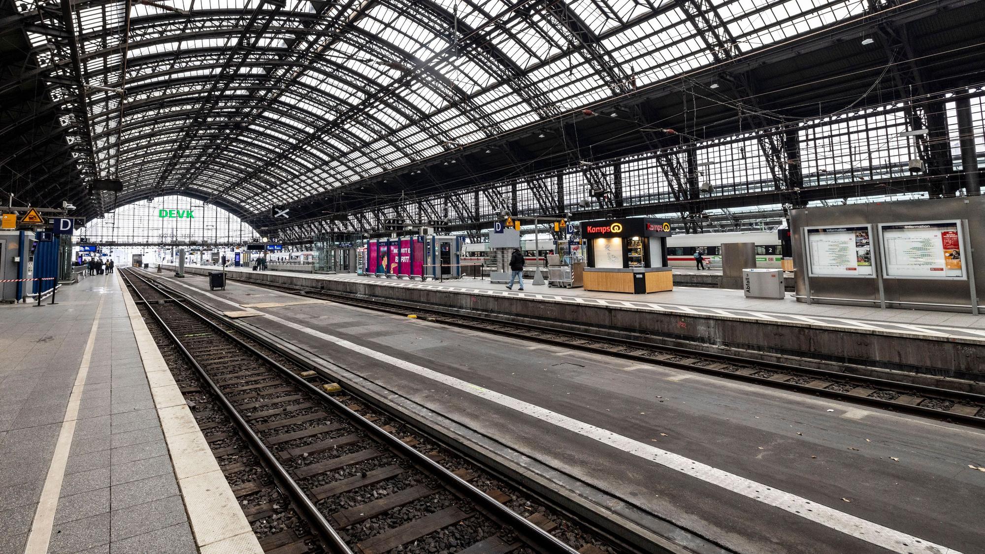 Blick auf der leeren Gleise im Kölner Hauptbahnhof. Die Gewerkschaft Deutscher Lokomotivführer (GDL) hat zu einem weiteren, 24-stündigen Warnstreik bei der Deutschen Bahn AG aufgerufen. +++ dpa-Bildfunk +++
