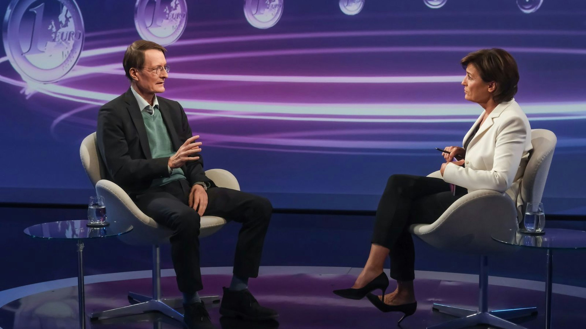 Karl Lauterbach musste im Gespräch mit Sandra Maischberger zugeben: „Obwohl wir regieren, ist die Ungerechtigkeit größer geworden.“ (Bild: WDR / Oliver Ziebe)