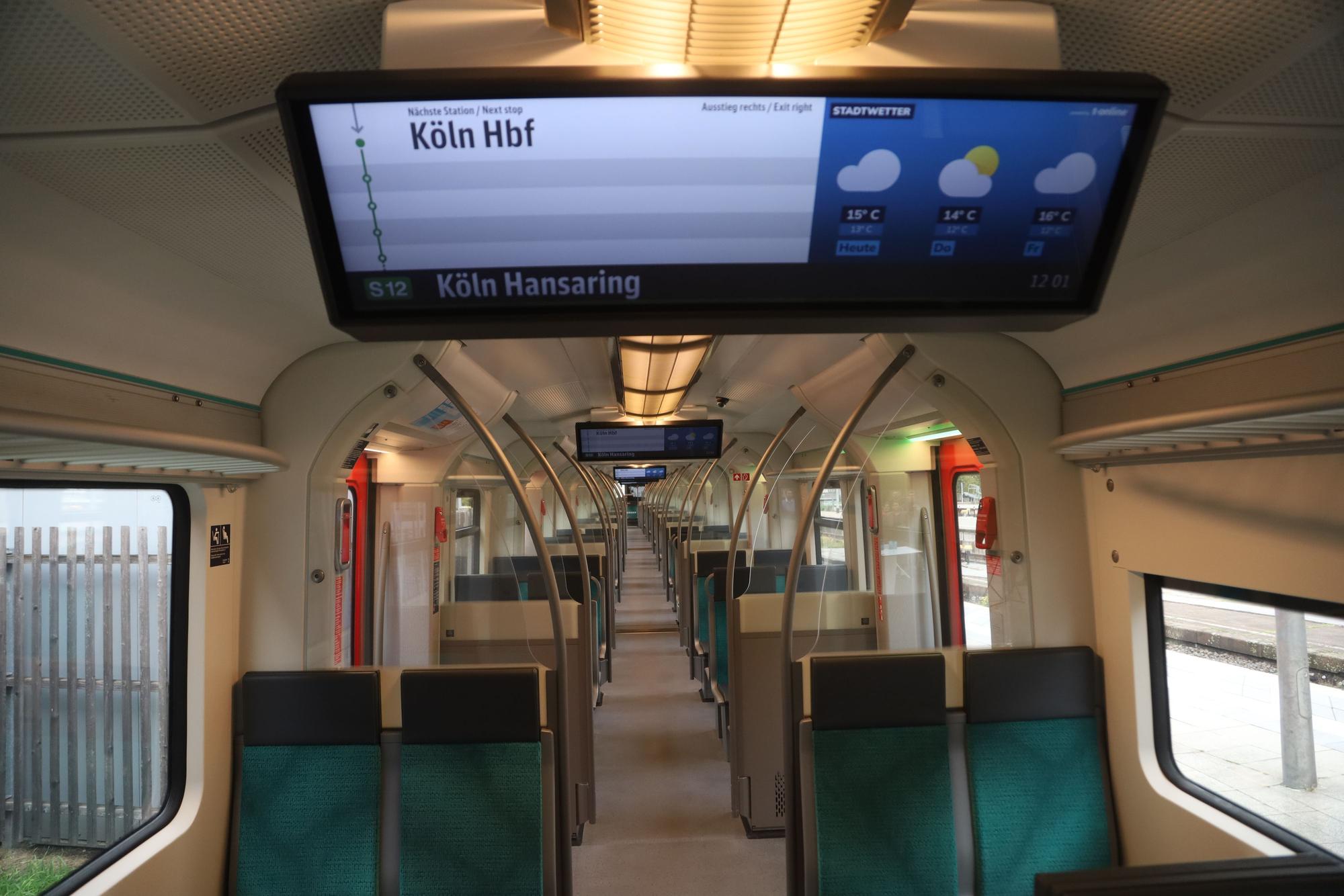 08.10.2025, Köln: Hinter den Kulissen kracht's aber die Bahn präsentiert ihre ersten von rund 99 runderneuerten S-Bahnen für die Region Rhein-Ruhr. Foto: Arton Krasniqi