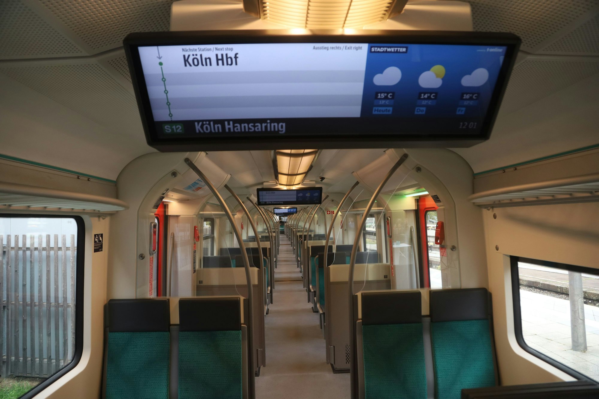 08.10.2025, Köln: Hinter den Kulissen kracht's aber die Bahn präsentiert ihre ersten von rund 99 runderneuerten S-Bahnen für die Region Rhein-Ruhr. Foto: Arton Krasniqi