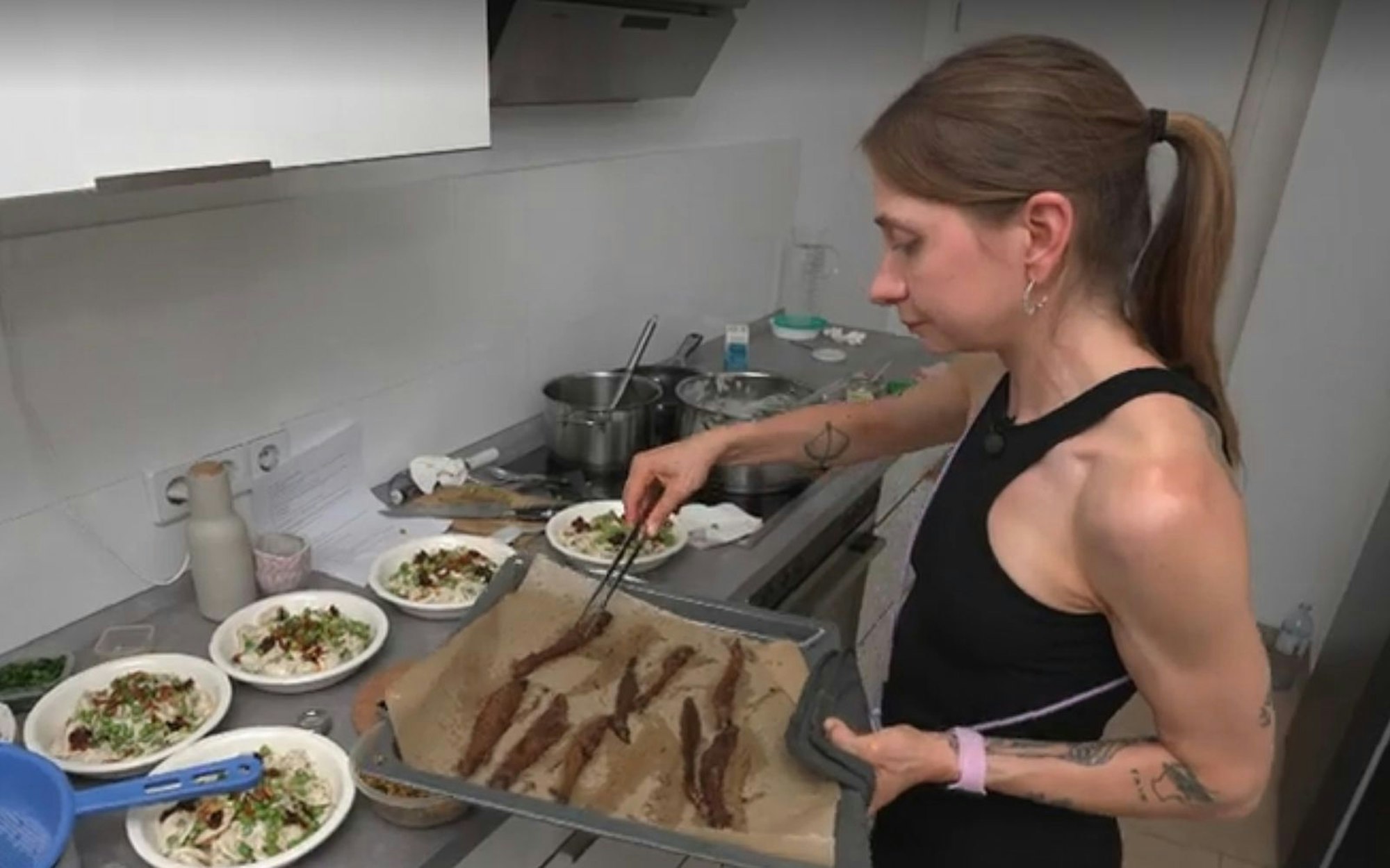Marie krönt ihre Hauptgang-Pasta mit gegrillten Baby-Auberginen. (Bild: RTL)
