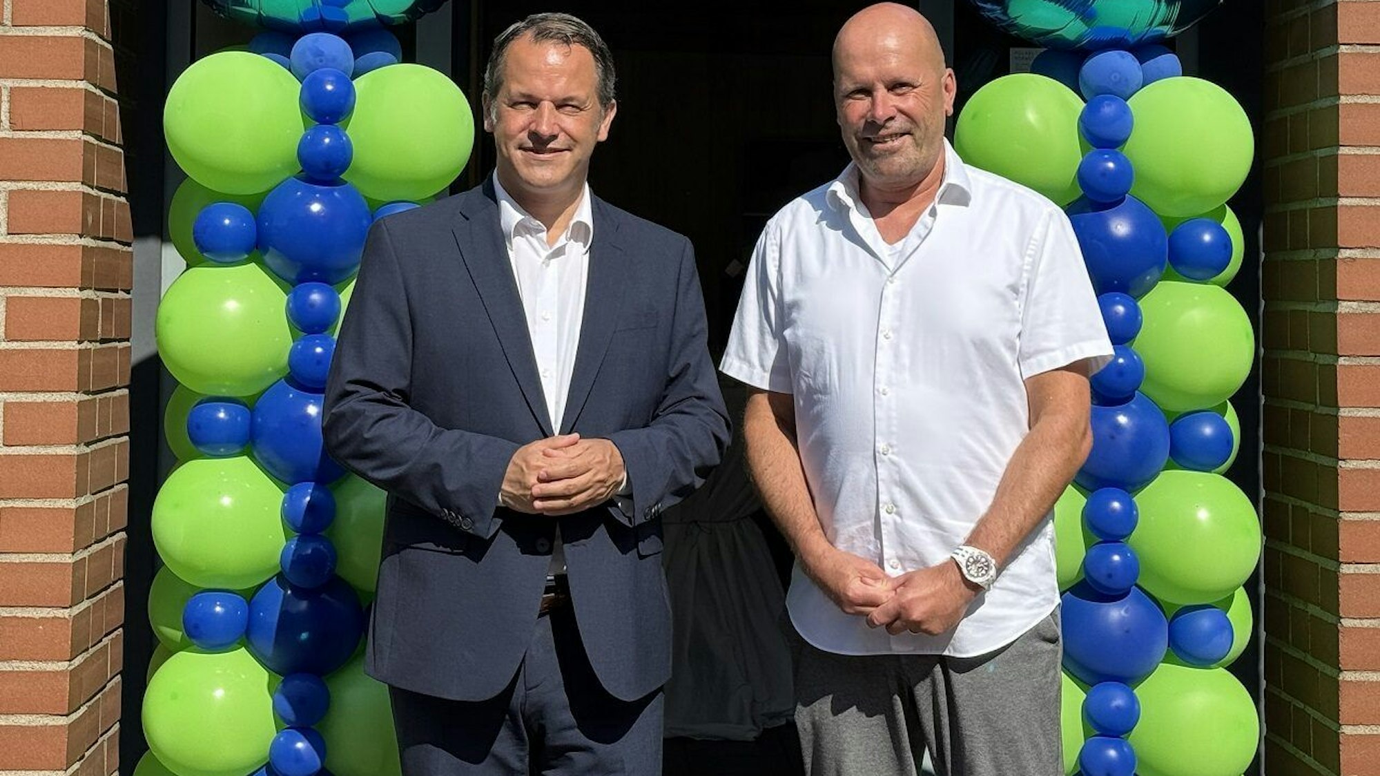 Frank Keppeler gratulierte in Pulheim zum 25-jährigen Bestehen eines Reisebüros.