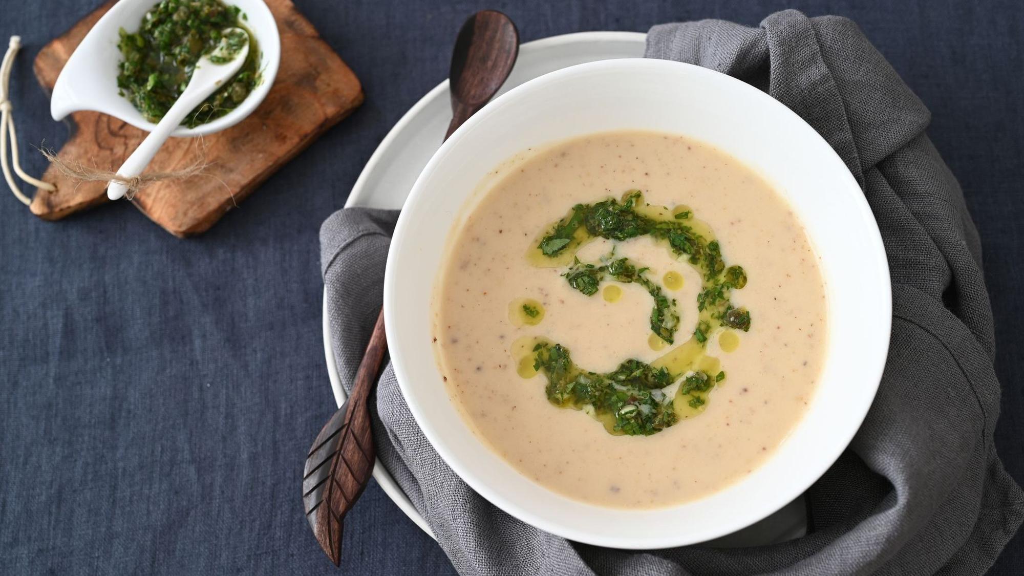 Die Basis für die cremige Suppe sind im Ofen geröstete Blumenkohlröschen, Kartoffeln und Knollensellerie-Stückchen.