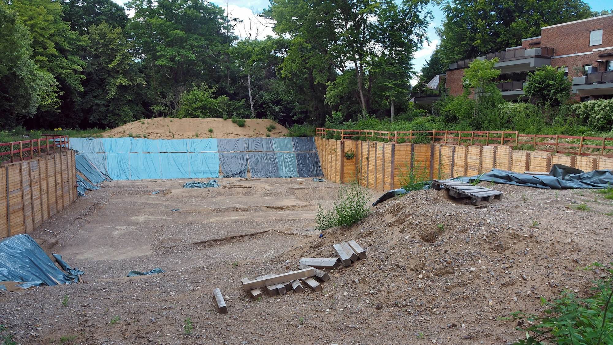 Auf dem Grundstück im Schillingsrotter Weg 6 in Marienburg wurden Ende 2020 ungenehmigt rund 20 geschützte Bäume gefällt. Hier werden zwei Wohngebäude errichtet.