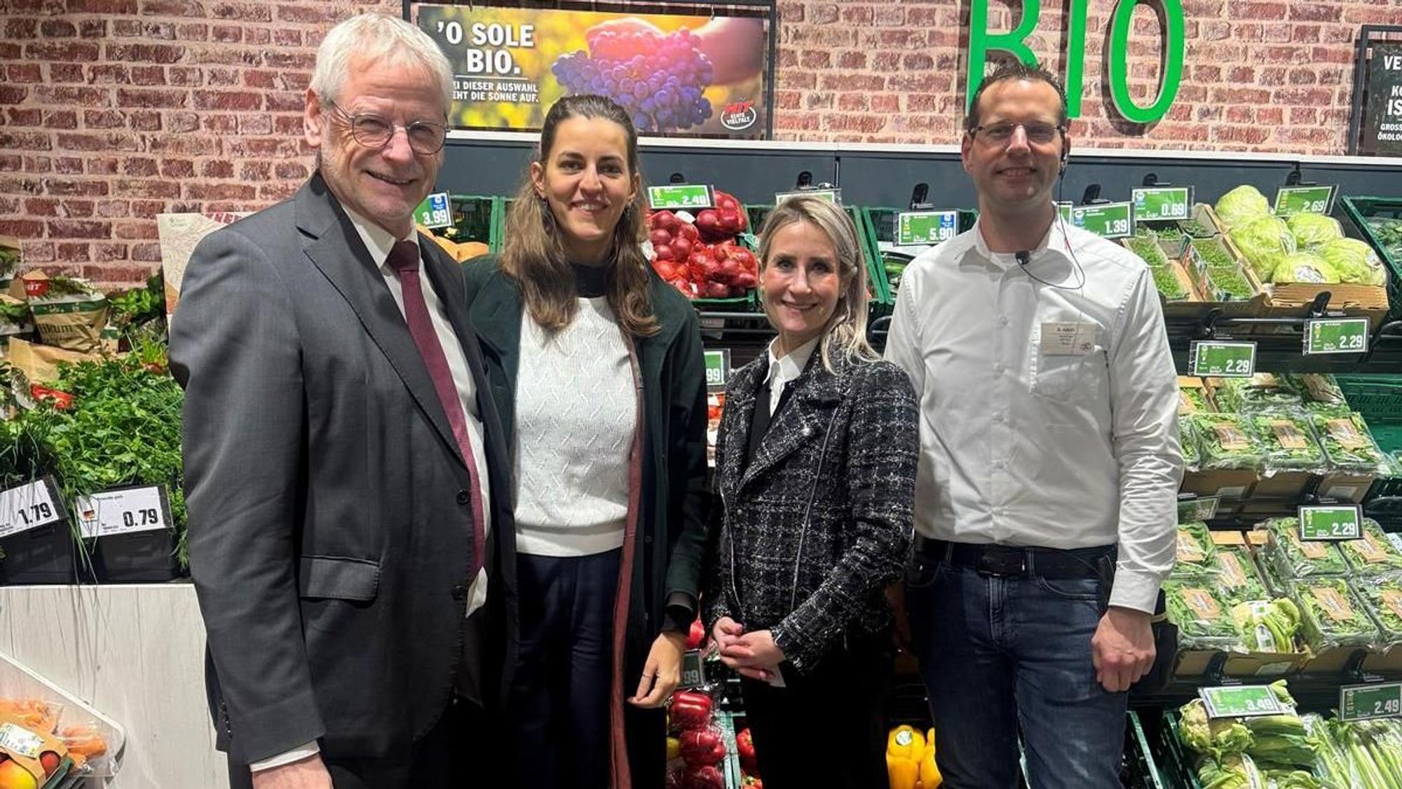 Brühls Bürgermeister Dieter Freytag ist Stammkunde in diesem Supermarkt.