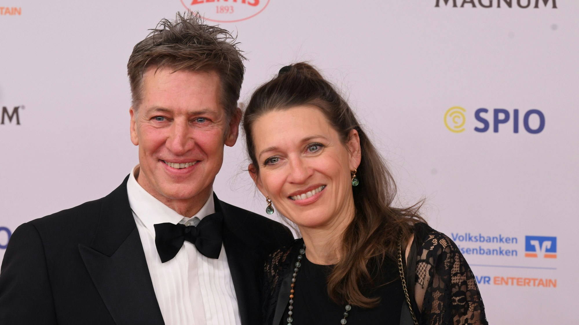 Tobias Moretti und Julia Moretti gehen über den Roten Teppich des 49. Deutscher Filmball im Bayerischer Hof.