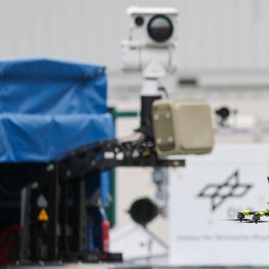 Eine Drohne fliegt vor einem Flybot-Detektionssystem mit Radar und Wärmebildkamera des Deutschen Zentrums für Luft- und Raumfahrt auf dem Flughafen Cochstedt.