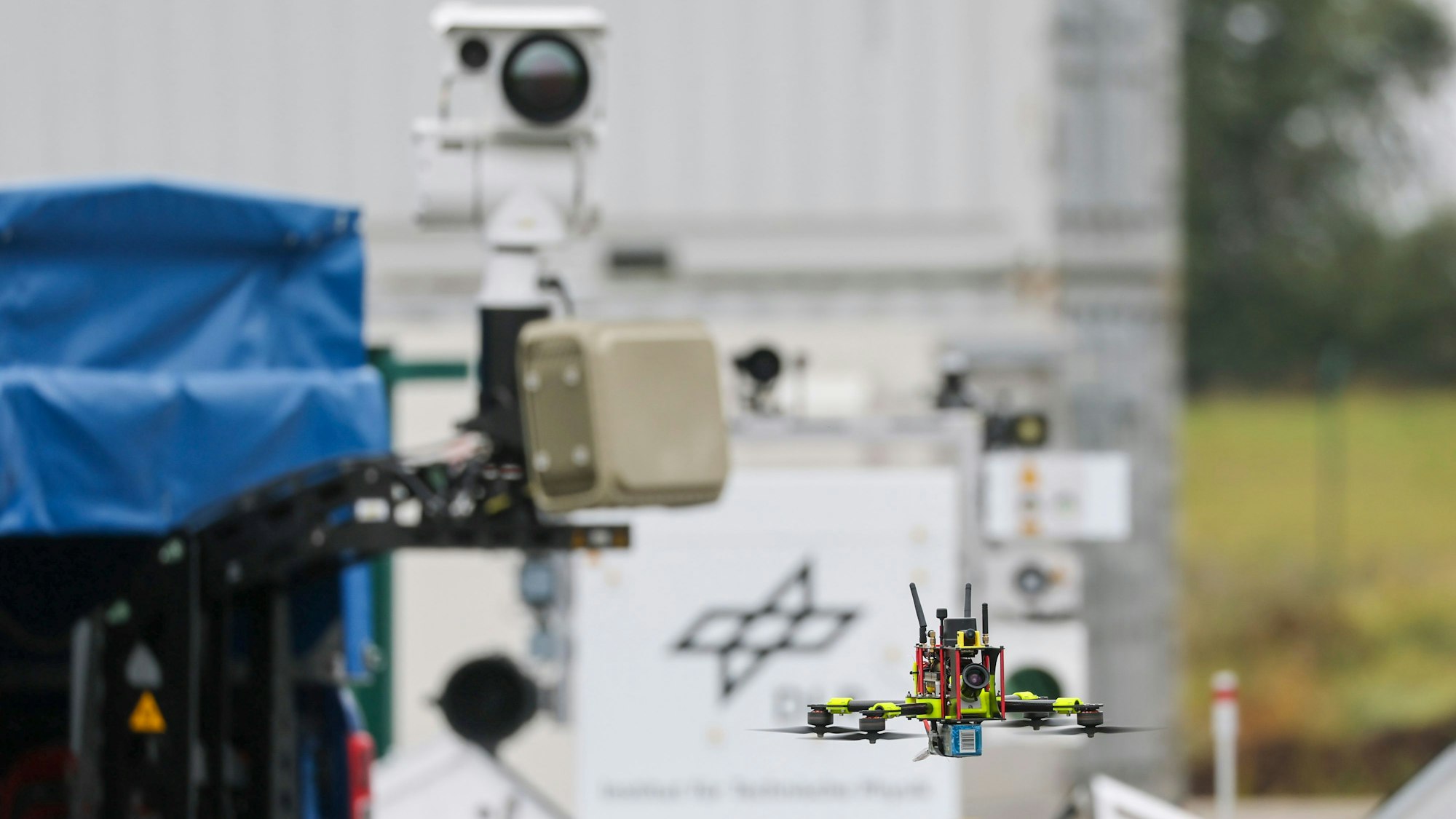 Eine Drohne fliegt vor einem Flybot-Detektionssystem mit Radar und Wärmebildkamera des Deutschen Zentrums für Luft- und Raumfahrt auf dem Flughafen Cochstedt.