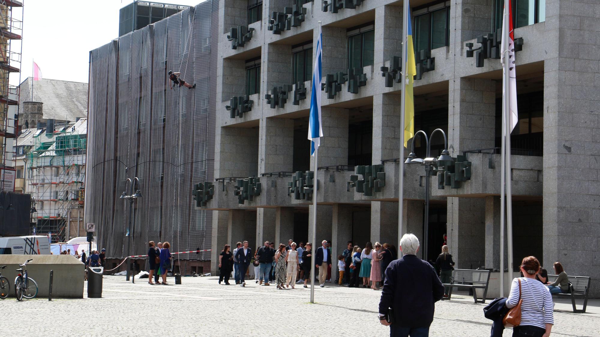 30.04.2024, Köln: Die Fassade des Historischen Rathauses ist maroder als gedacht. Die Stadt will daher die Sicherungsmaßnahmen an der Gebäudefassade ausweiten und weitere Fangnetze installieren. Ohne Termin. Foto aktuell. Foto: Arton Krasniqi