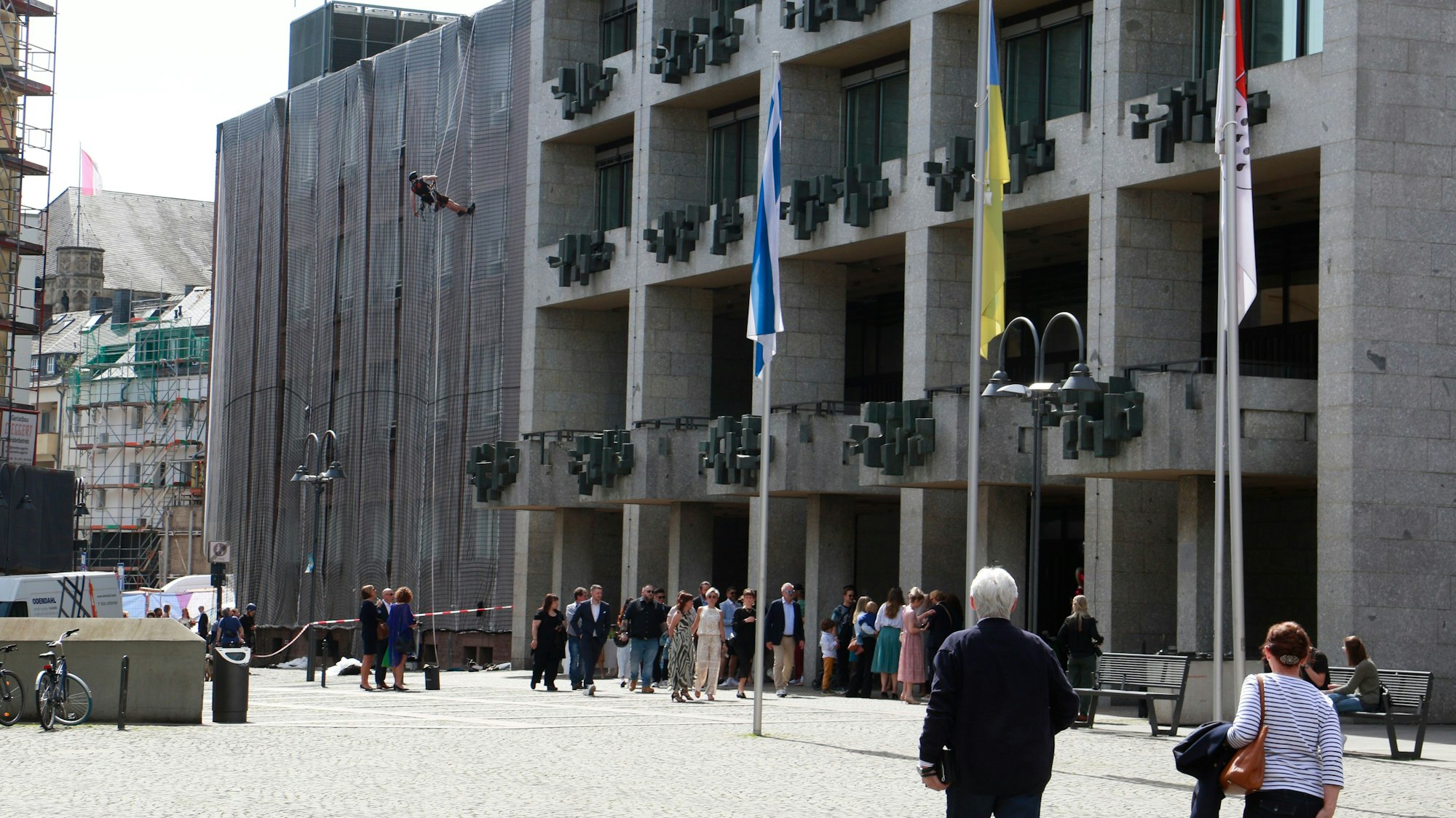 30.04.2024, Köln: Die Fassade des Historischen Rathauses ist maroder als gedacht. Die Stadt will daher die Sicherungsmaßnahmen an der Gebäudefassade ausweiten und weitere Fangnetze installieren. Ohne Termin. Foto aktuell. Foto: Arton Krasniqi