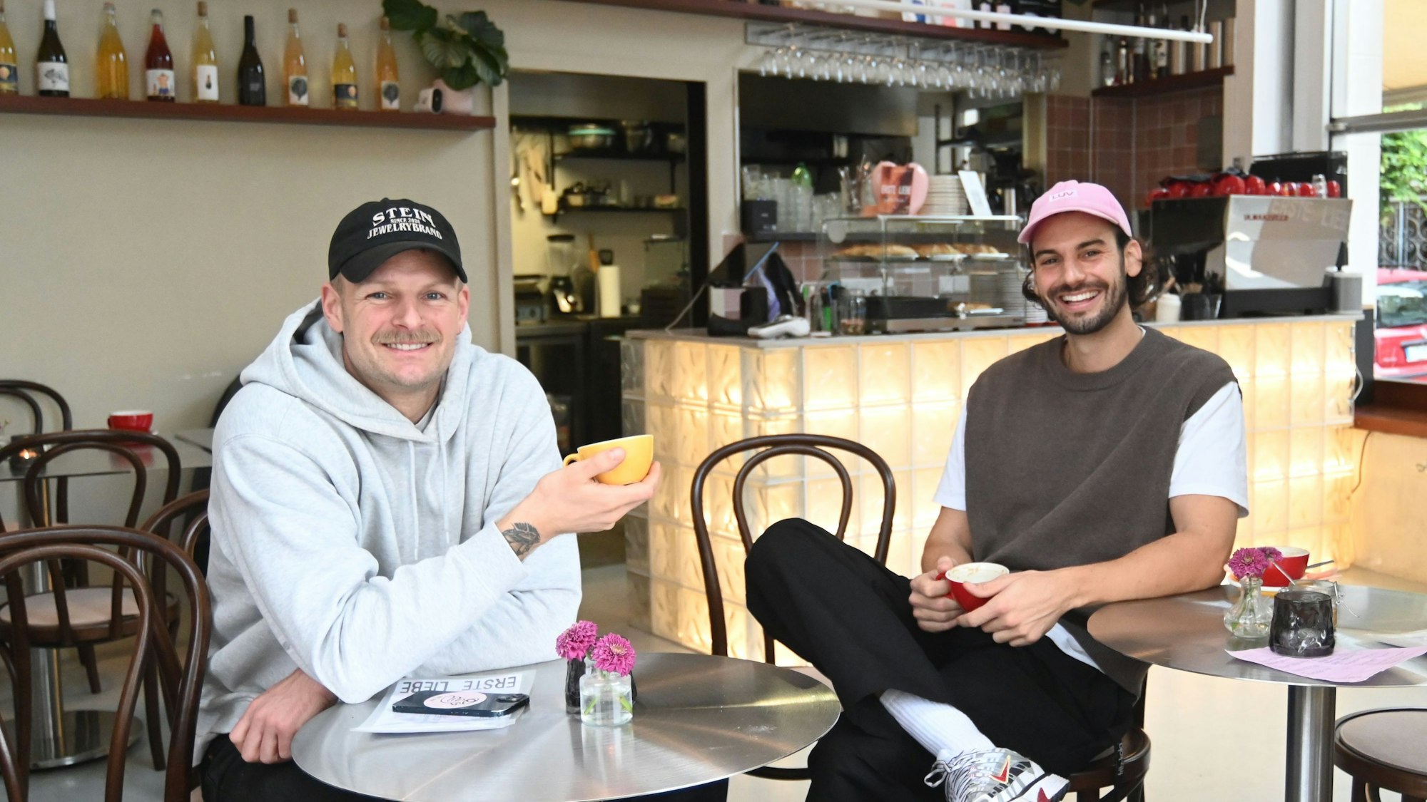 08.10.2025 Köln. Café und Bar Erste Liebe hat im Juni neu aufgemacht und sieht ganz ansprechend aus. Chris Schneider und Tim Stutzenstein (graues Shirt). Foto: Alexander Schwaiger
