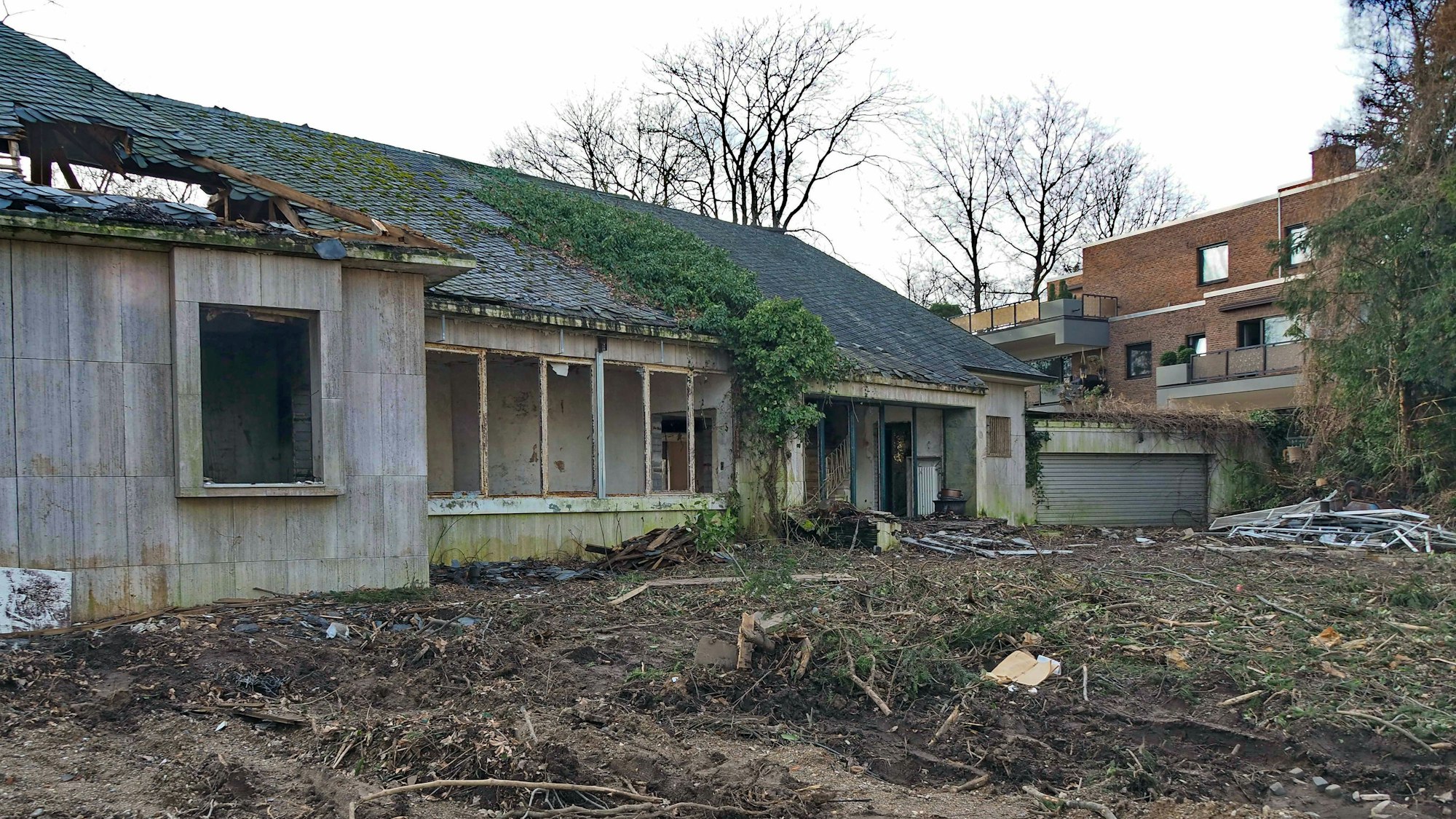 Ein Bild von Februar 2021, als noch die marode Villa stand.