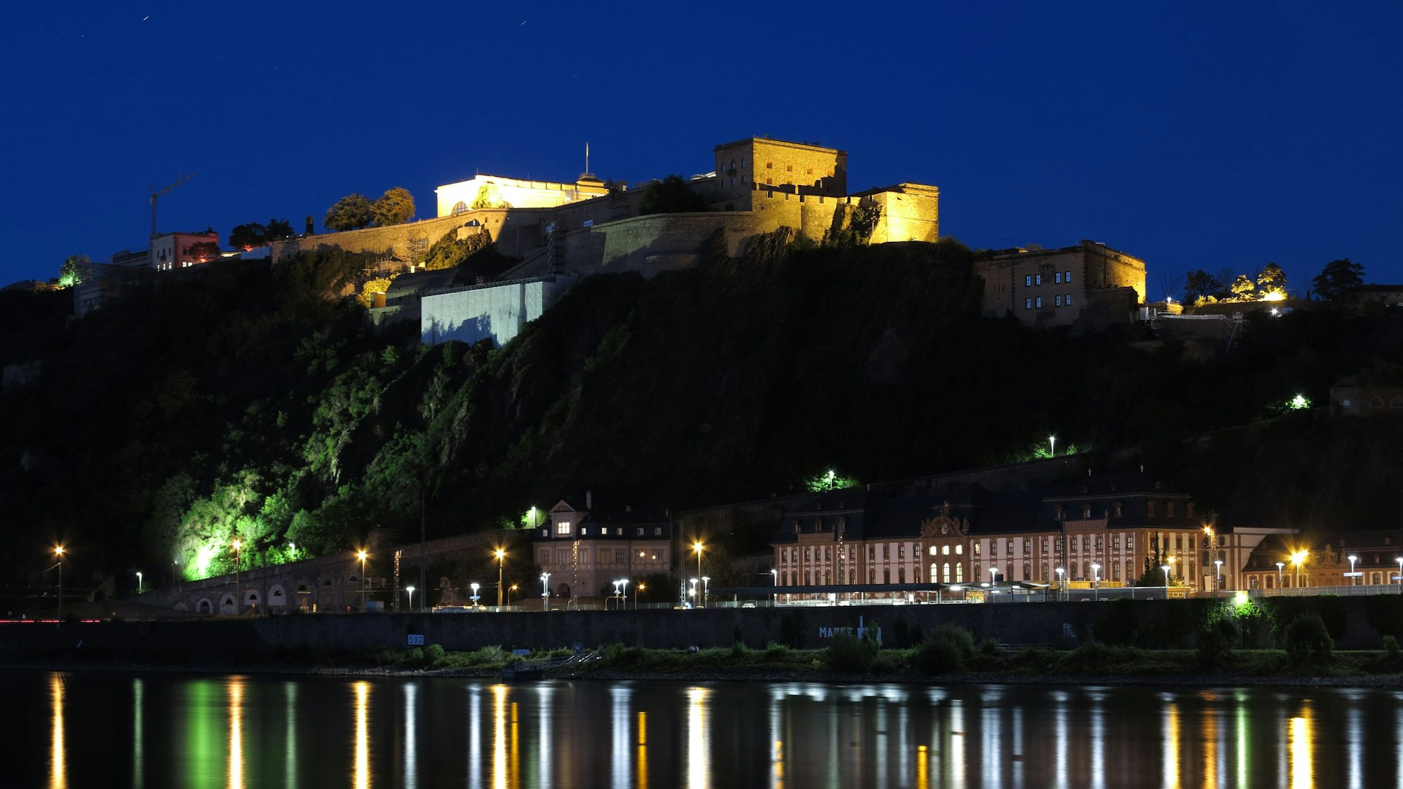 Ehrenbreitstein bei Nacht vom Fluss aus. (Archivbild)