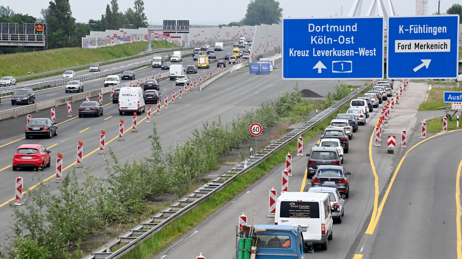 17.05.2024 Köln. Vor dem verlängerten Pfingstwochenende könnte es durch mehr Reiseverkehr zu längeren Staus auf dem Kölner Autobahnring kommen. Die A1 in Richtung Leverkusen. Foto Alexander Schwaiger