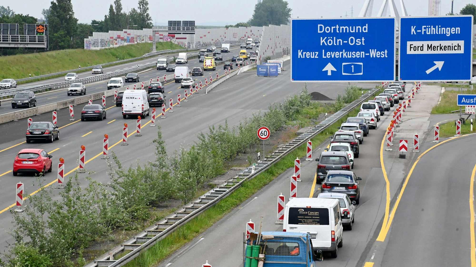 17.05.2024 Köln. Vor dem verlängerten Pfingstwochenende könnte es durch mehr Reiseverkehr zu längeren Staus auf dem Kölner Autobahnring kommen. Die A1 in Richtung Leverkusen. Foto Alexander Schwaiger