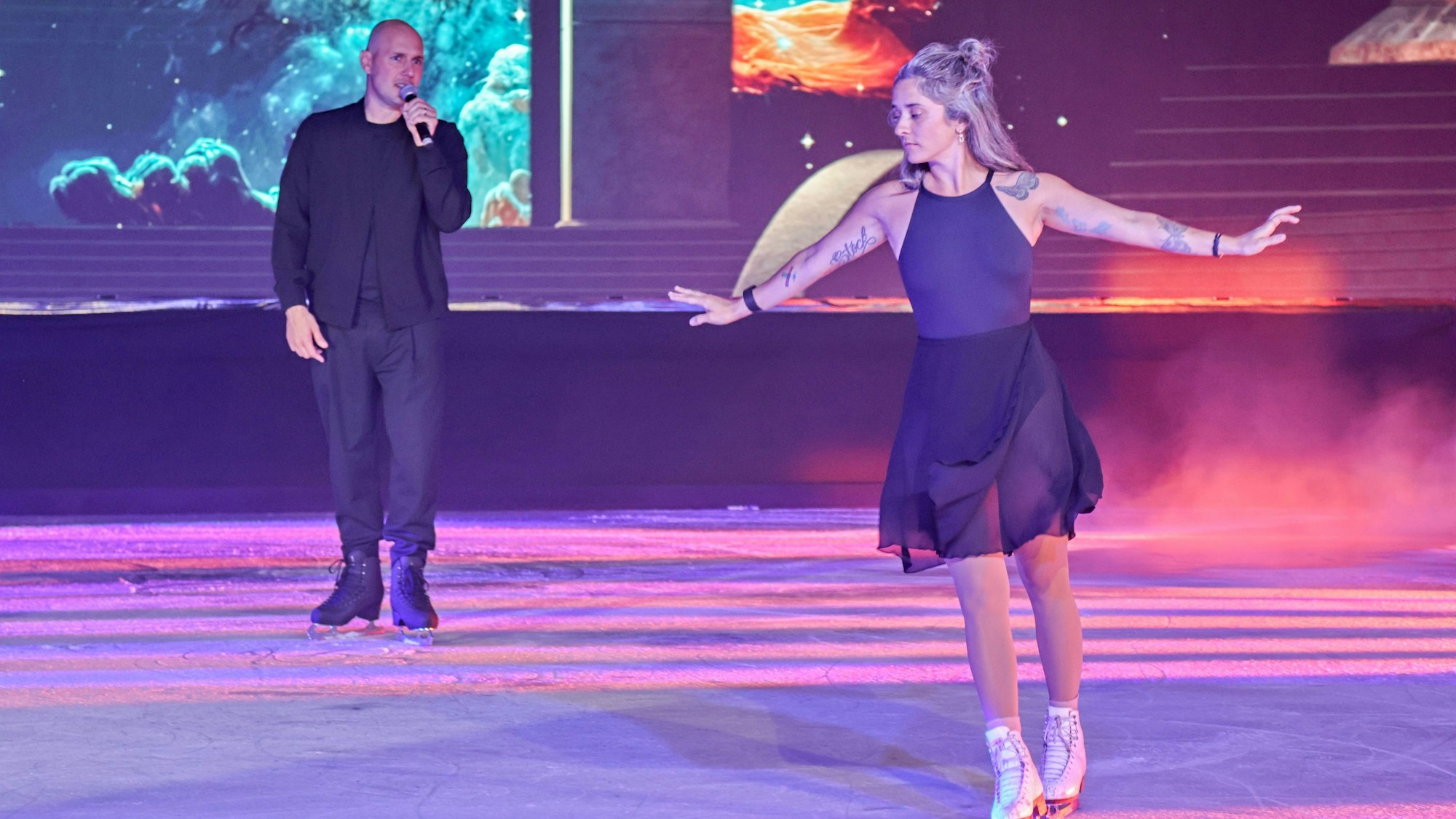 Das Bild zeigt Oli und Pauline Petszokat gemeinsam auf dem Eis.