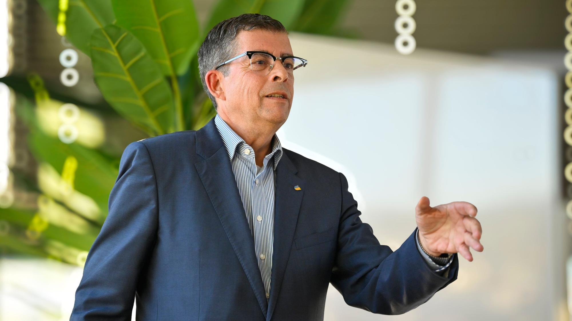 Das Bild zeigt Frank Helmenstein.