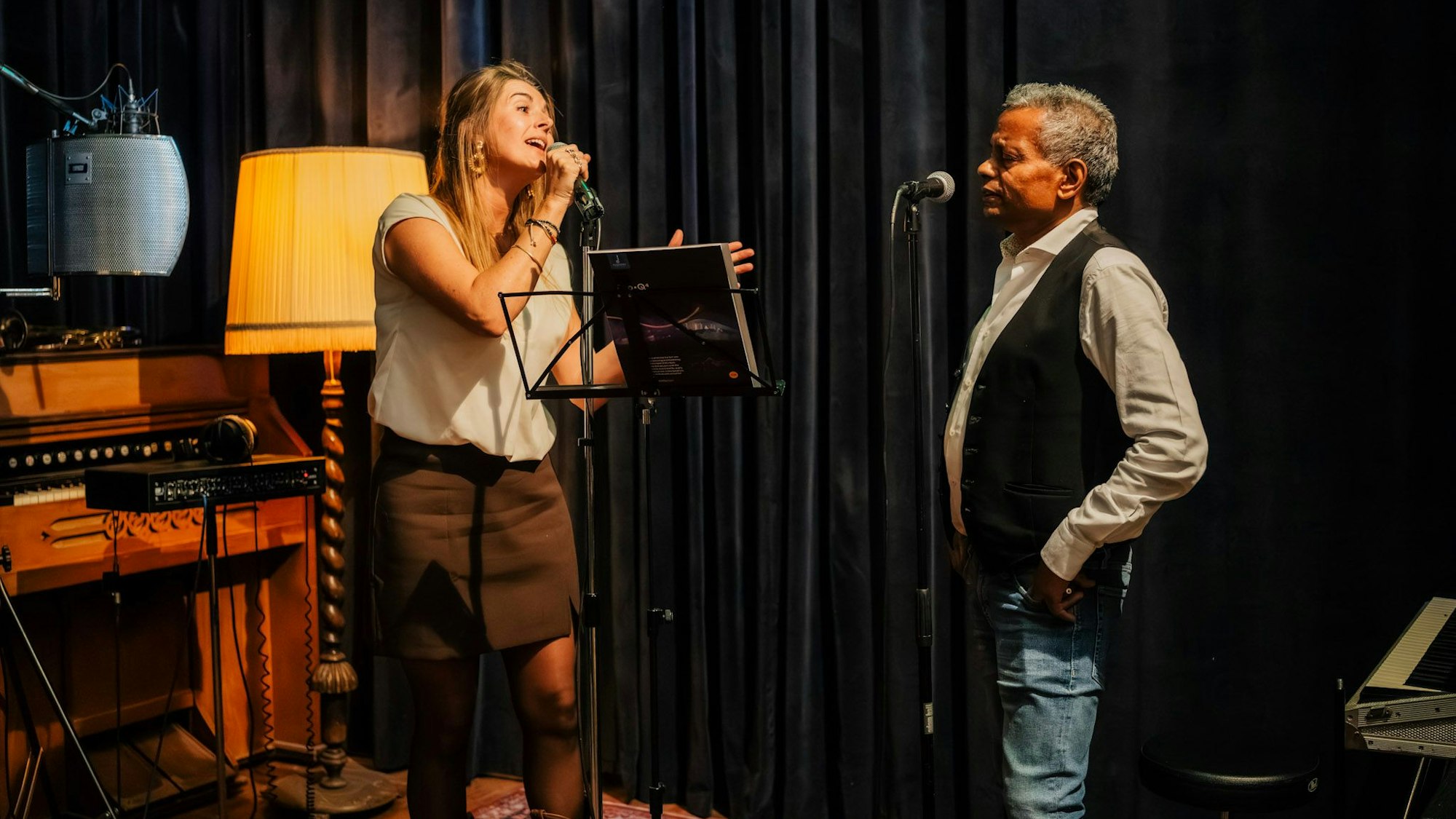 Richard Kuntraj Henssen und Anna Verschoor bei einer Probe im Tonstudio in Hoorn.