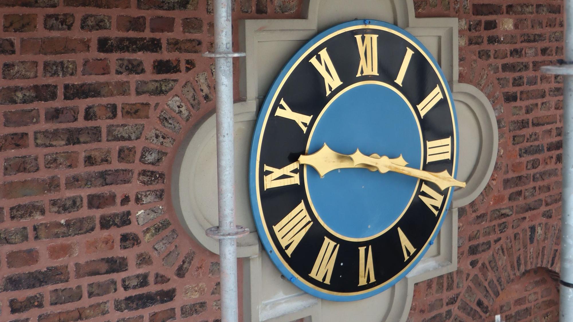 Zu sehen ist die Uhr eines Kirchturms.