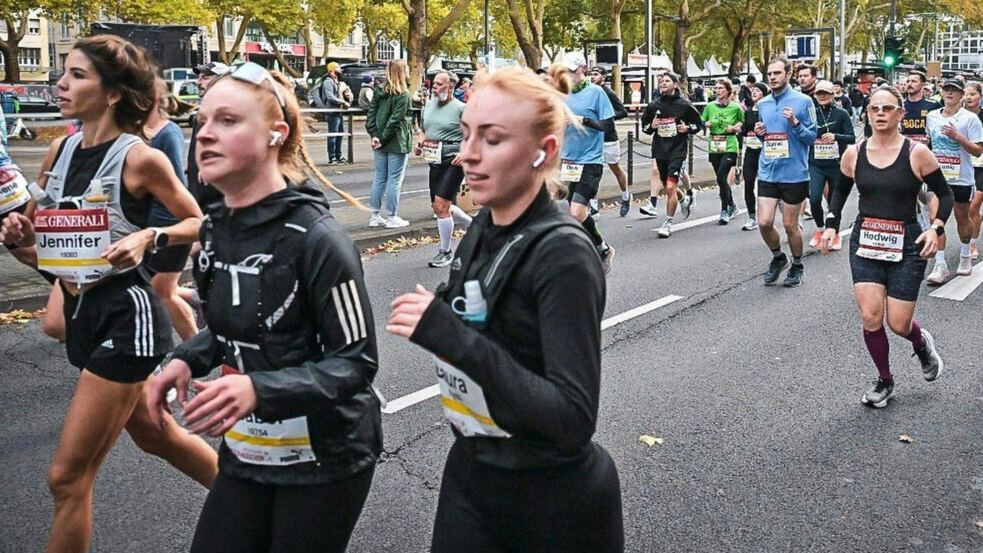 Jennifer Klünter läuft neben zwei anderen Frauen auf einer Straße. Im Hintergrund sind weitere Läuferinnen und Läufer unterwegs.